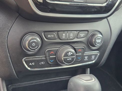 Used 2019 Jeep Cherokee Limited image 16