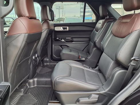 Used 2022 Ford Explorer Platinum w/ Technology Package image 12