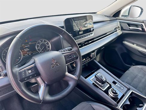 Used 2024 Mitsubishi Outlander SE image 9