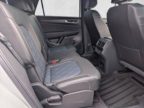 Used 2025 Volkswagen Atlas Cross Sport SEL Premium R-Line AWD/4WD image 28