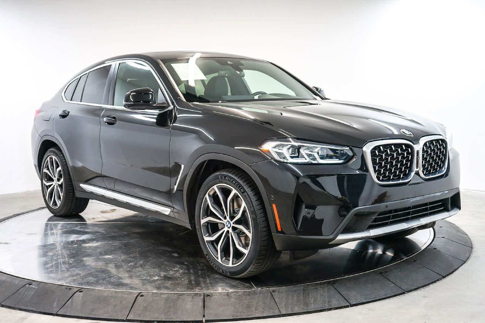 Used 2022 BMW X4 xDrive30i w/ Parking Assistance Package AWD/4WD image 5