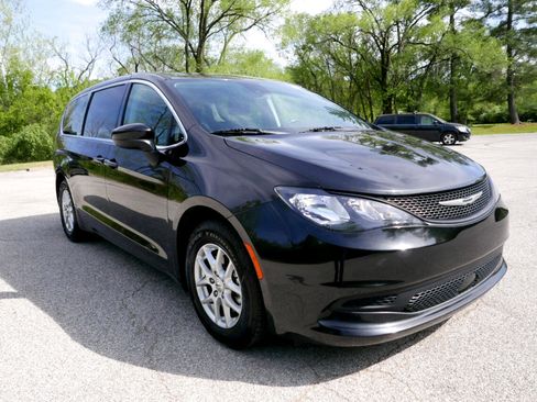 Used 2022 Chrysler Voyager LX image 4