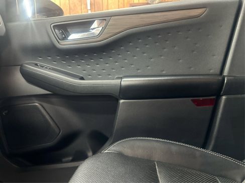 Used 2020 Ford Escape Titanium image 31