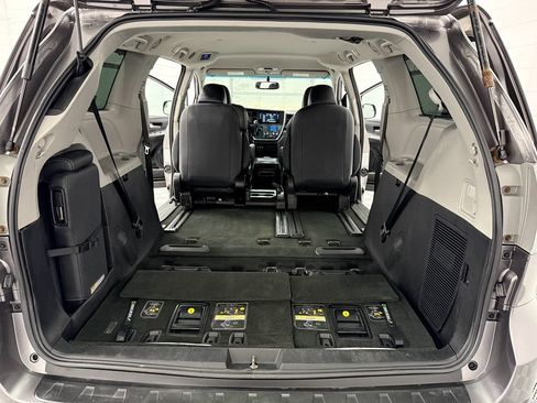 Used 2017 Toyota Sienna SE FWD image 26