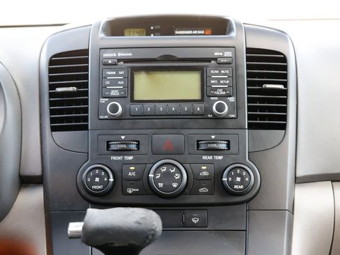 Used 2012 Kia Sedona LX image 34