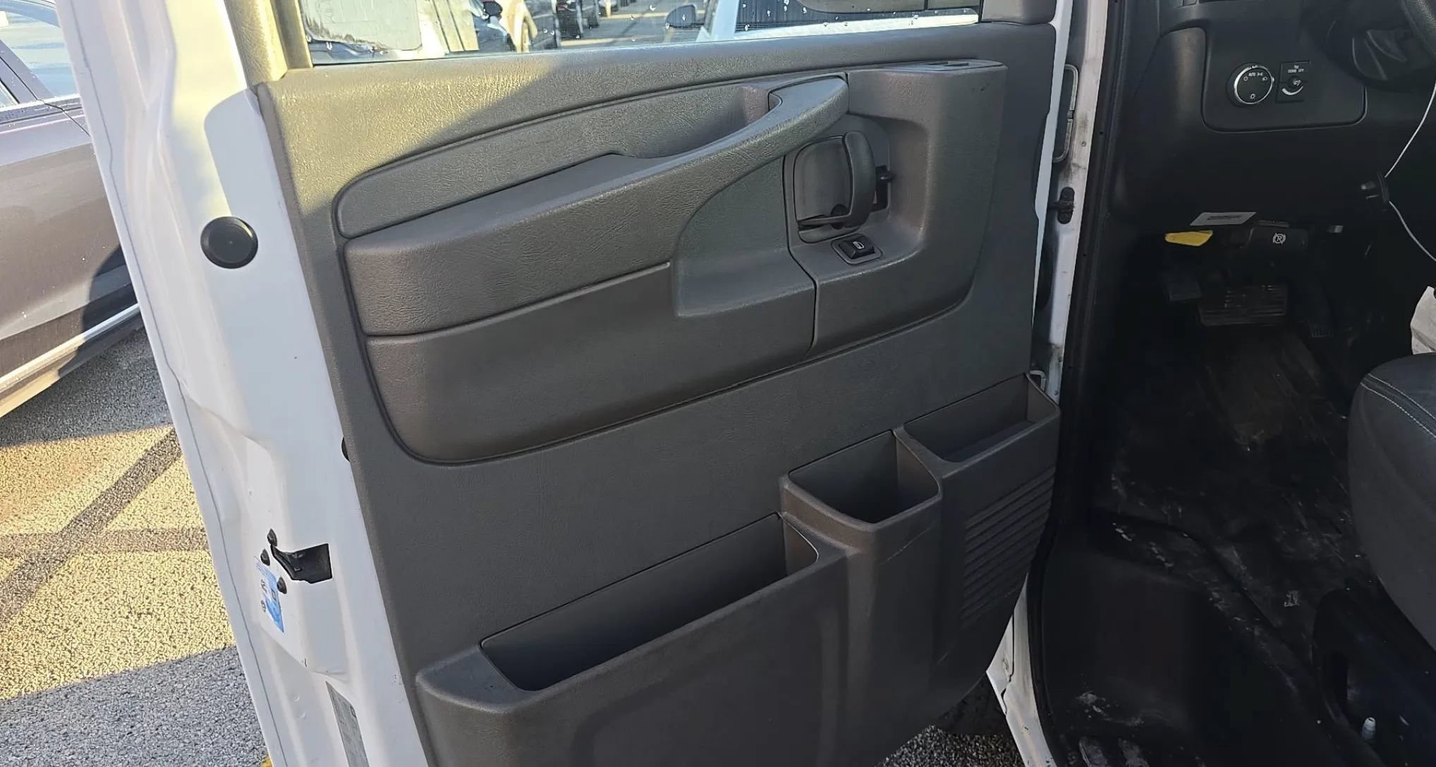 Used 2015 Chevrolet Express 2500 Extended RWD image 8