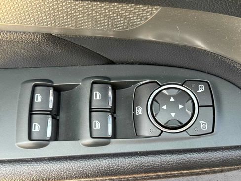 Used 2018 Ford Explorer XLT w/ XLT Technology Feature Bundle FWD image 16