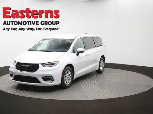 Used 2023 Chrysler Pacifica Touring-L FWD image 56