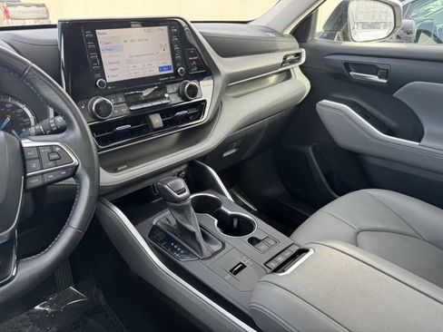 Used 2020 Toyota Highlander XLE image 21