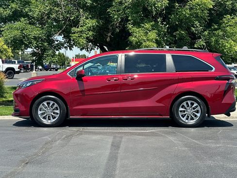 Used 2025 Toyota Sienna LE w/ LE Plus Package AWD/4WD image 5