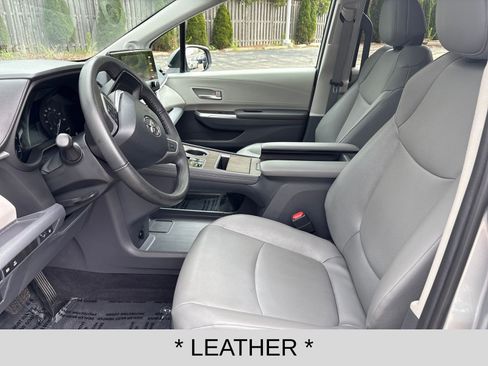 Used 2023 Toyota Sienna XLE AWD/4WD image 9
