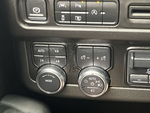 Certified 2024 GMC Yukon SLT w/ SLT Premium Package AWD/4WD image 18