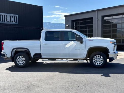 Used 2023 Chevrolet Silverado 2500 LT AWD/4WD image 3