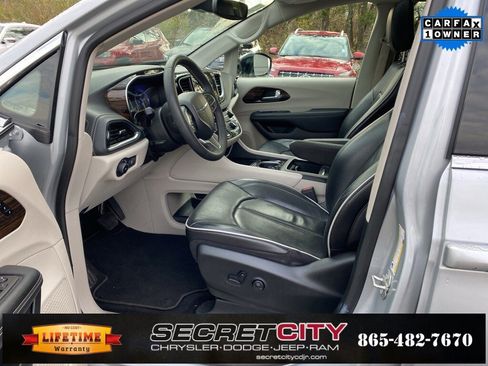 Used 2024 Chrysler Pacifica Limited image 9