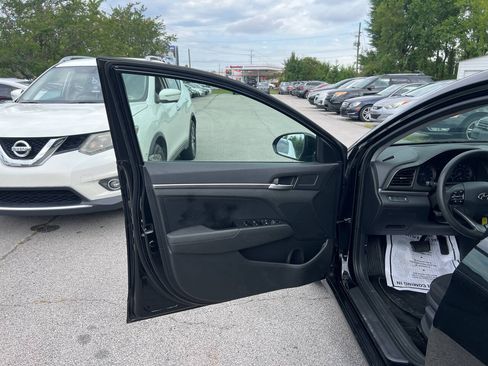 Used 2019 Hyundai Elantra SE w/ Cargo Package FWD image 9
