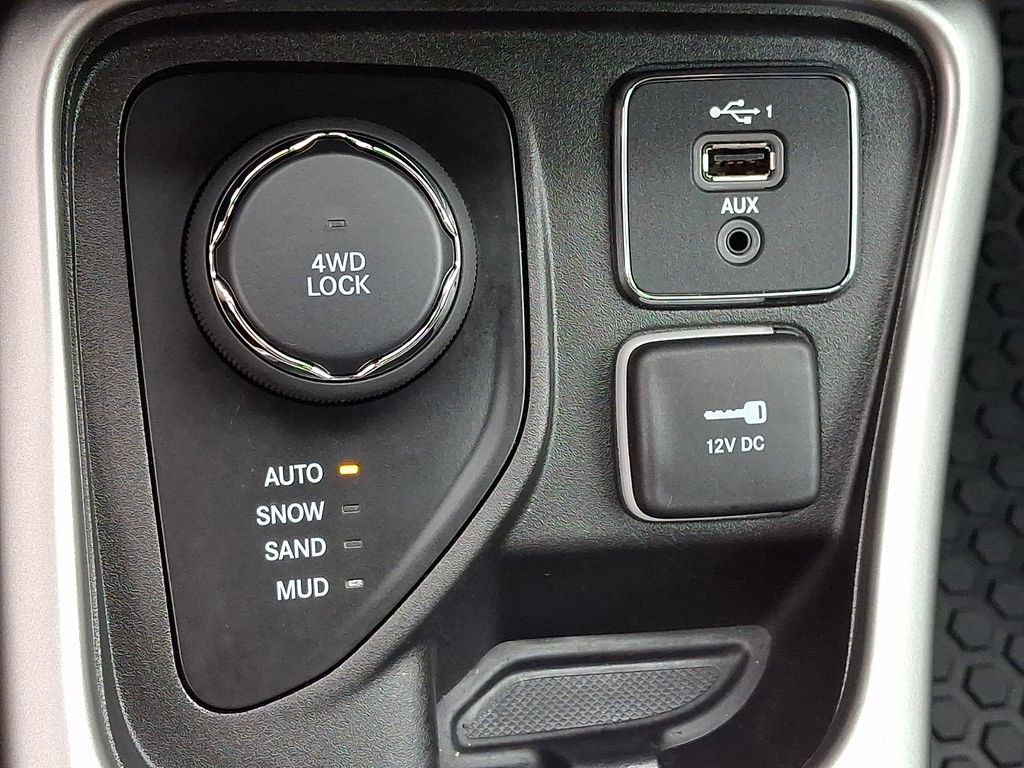 Used 2019 Jeep Compass Latitude w/ Cold Weather Group AWD/4WD image 27