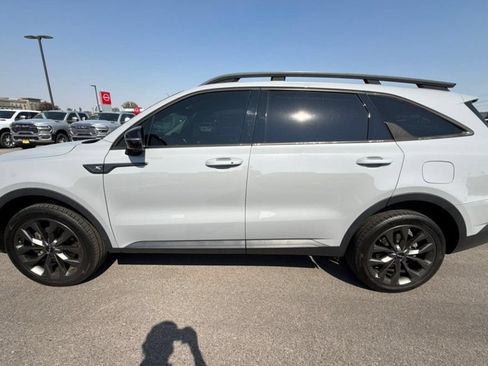 Used 2023 Kia Sorento AWD image 3