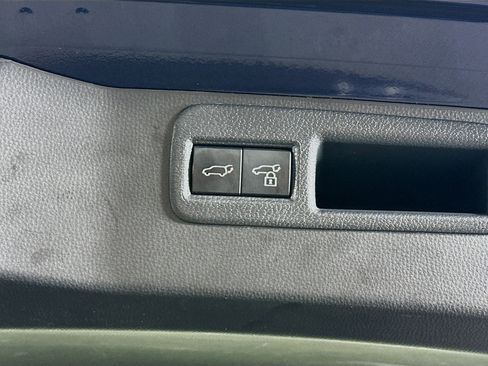 Used 2023 Toyota Venza LE image 29