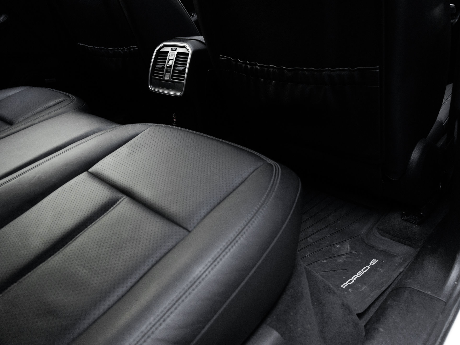 Certified 2021 Porsche Macan S AWD/4WD image 32