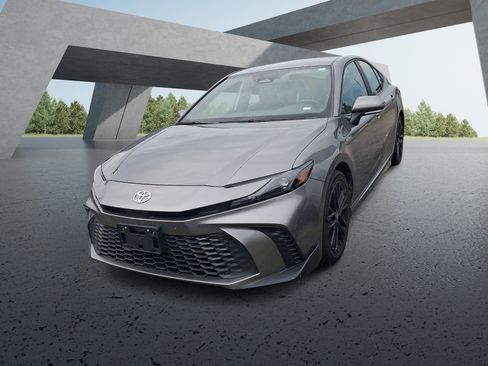 Used 2025 Toyota Camry SE FWD image 2