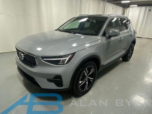 Used 2025 Volvo XC40 B5 Core image 1