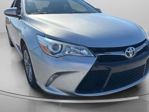 Used 2016 Toyota Camry SE w/ Moonroof Package FWD image 2