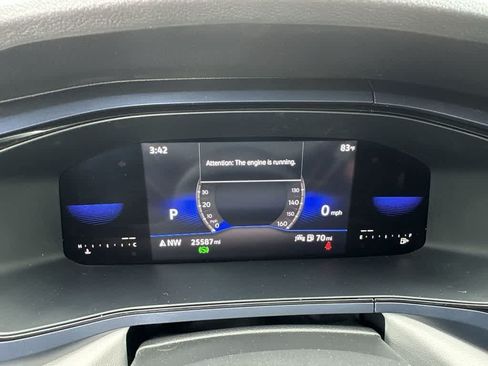 Used 2022 Volkswagen Taos SE w/ Panoramic Sunroof Package FWD image 16