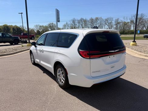 Used 2025 Chrysler Pacifica Select FWD image 5