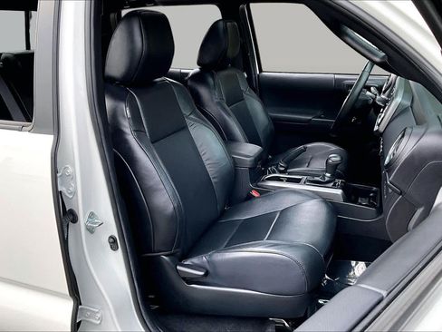 Used 2022 Toyota Tacoma TRD Sport w/ TRD Premium Sport Package AWD/4WD image 9