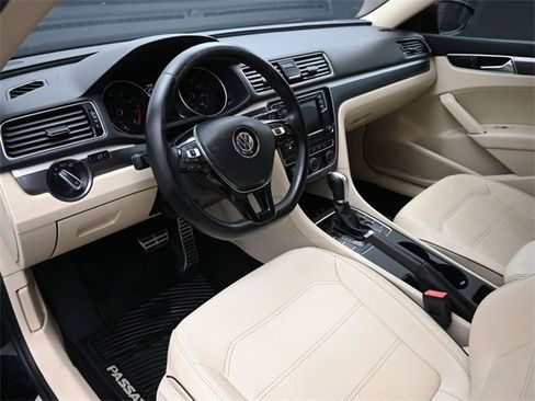 Used 2018 Volkswagen Passat 2.0T image 17
