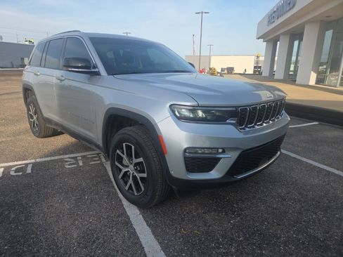 Used 2025 Jeep Grand Cherokee Limited w/ Luxury Tech Group II AWD/4WD image 12