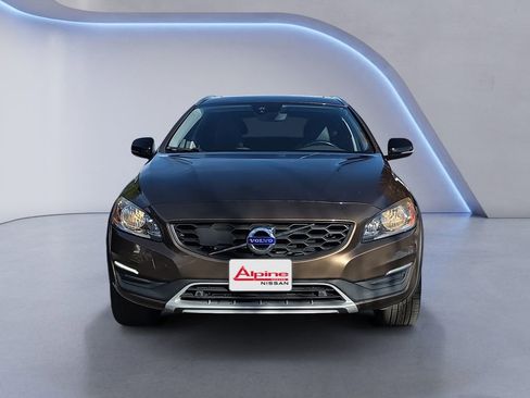 Used 2018 Volvo V60 T5 Cross Country image 8