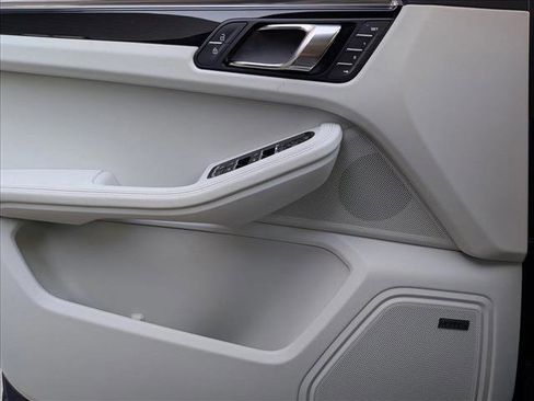 Used 2025 Porsche Macan image 13