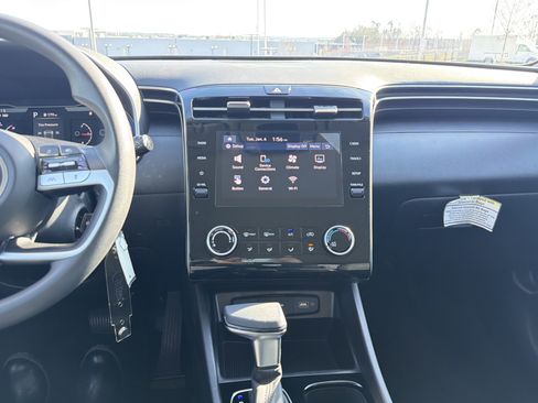 Used 2024 Hyundai Tucson SE image 32