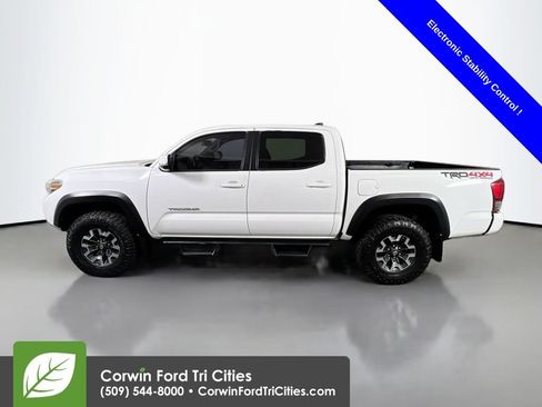 Used 2017 Toyota Tacoma TRD Off-Road w/ Premium & Technology Package AWD/4WD image 6