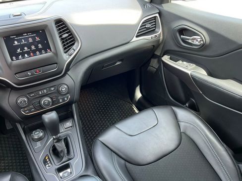 Used 2019 Jeep Cherokee Latitude Plus w/ Cold Weather Group AWD/4WD image 33