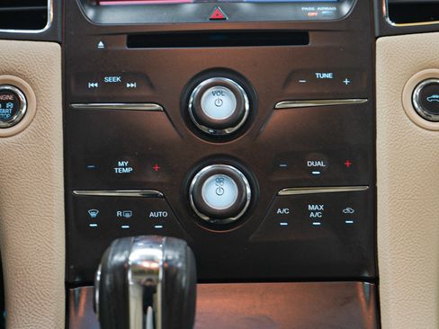 Used 2015 Ford Taurus Limited FWD image 16