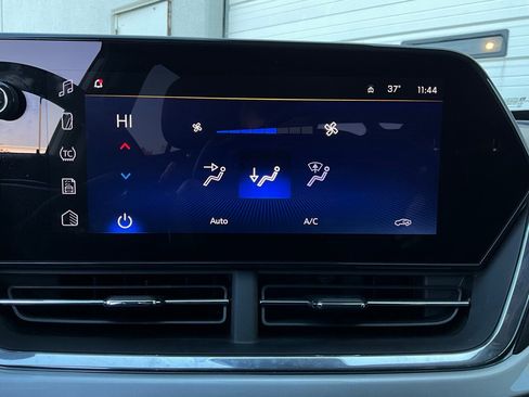 Used 2025 Chevrolet Trax LT image 27