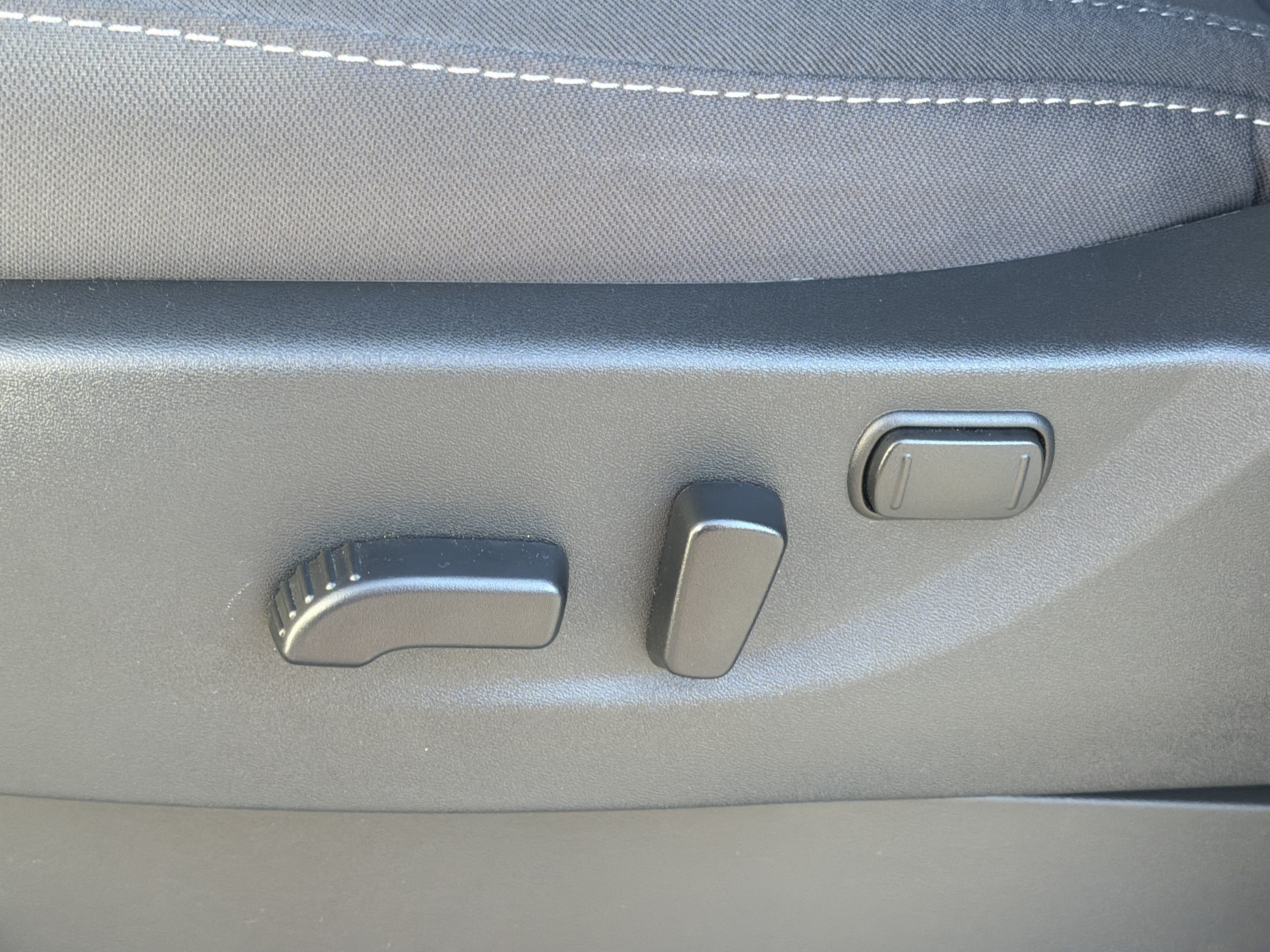 Used 2025 Nissan Frontier SV w/ SV Convenience Package RWD image 15