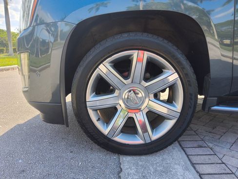 Used 2019 Cadillac Escalade ESV Luxury AWD/4WD image 47