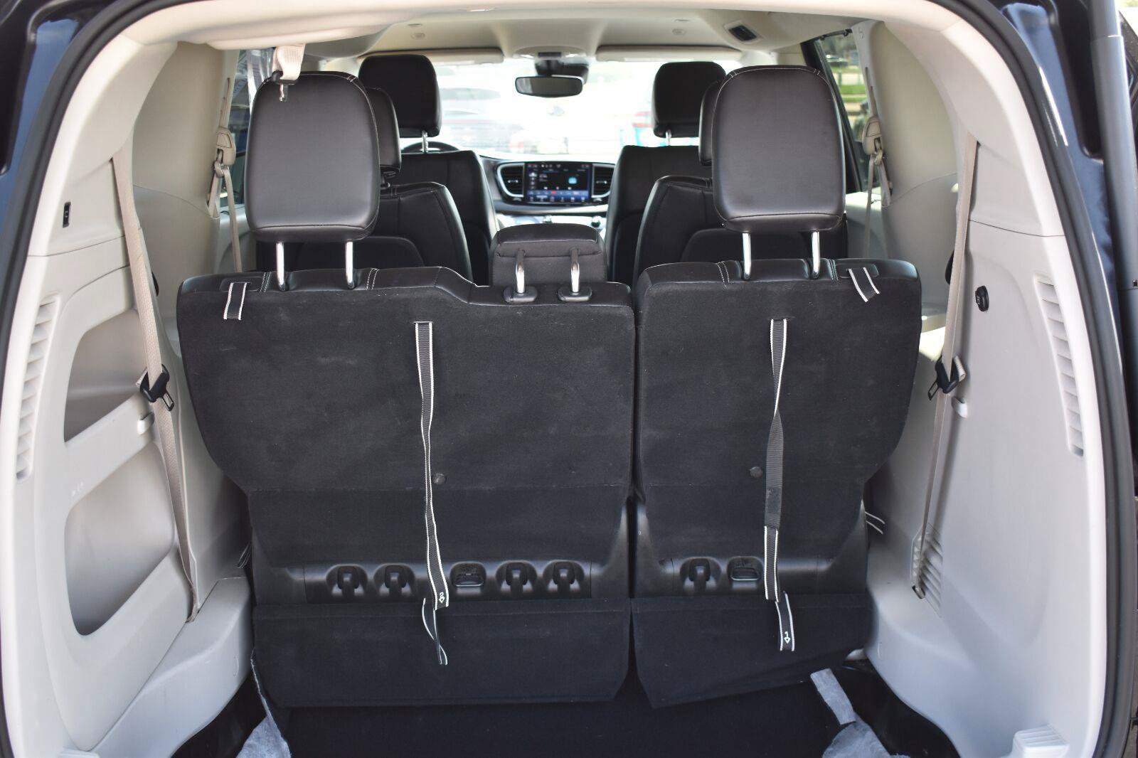 Used 2024 Chrysler Pacifica Touring-L FWD image 16