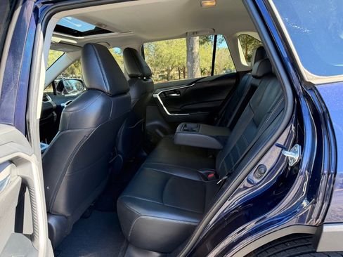 Used 2021 Toyota RAV4 XLE Premium image 14