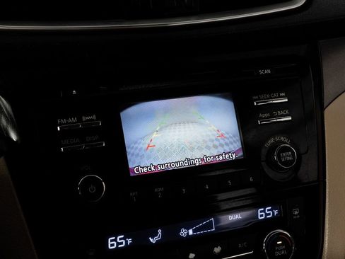 Used 2015 Nissan Rogue SV image 18