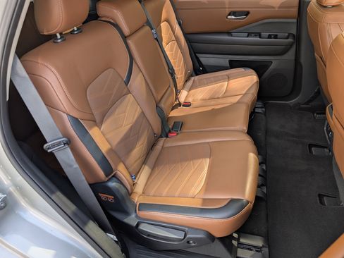 Used 2024 Nissan Pathfinder Platinum w/ Cargo Package image 21