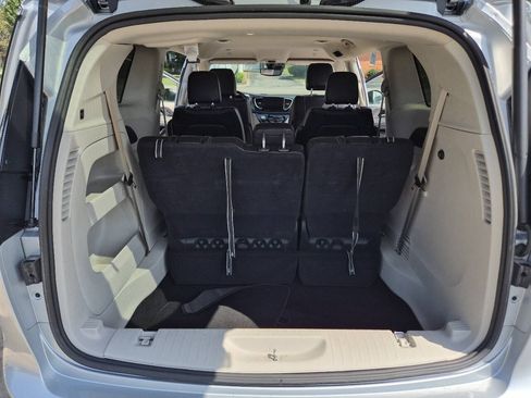 Used 2023 Chrysler Pacifica Touring-L FWD image 13