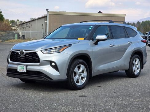 Used 2021 Toyota Highlander LE image 2