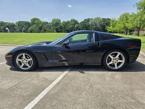 Used 2005 Chevrolet Corvette Coupe w/ Preferred Equipment Group RWD image 3
