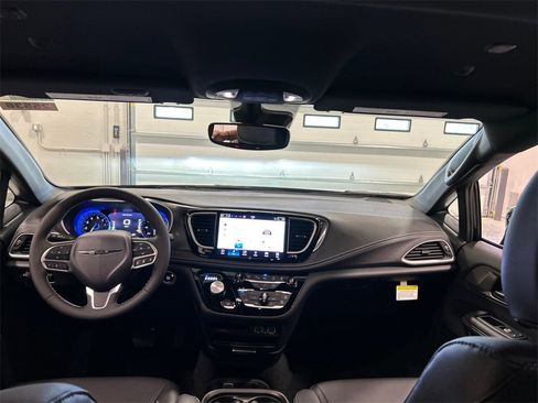 New 2025 Chrysler Pacifica Select image 28