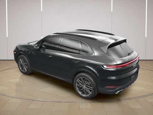 Certified 2025 Porsche Cayenne AWD/4WD image 32