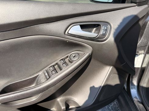 Used 2018 Ford Focus SE w/ SE Appearance Package FWD image 12